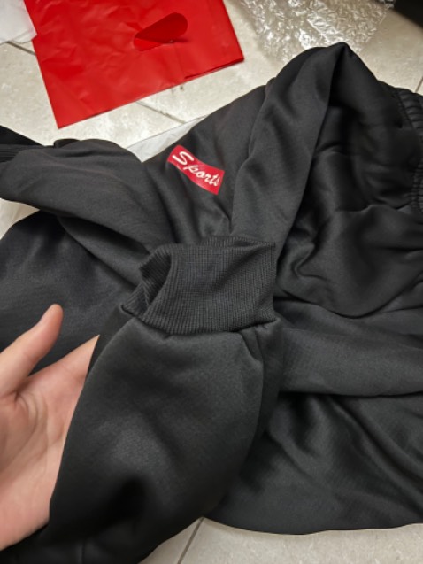 Quần dày dặn, vải đẹp, shop giao hàng nhanh. Lớp lông mềm, khá dày chứ không bị giả đâu nha mọi người. Lông này mặc mùa đông chắc ấm lắm. Mình mua cho bố mặc nên rất trẻ ông rất thích hehe. Mùi lúc đầu hơi nồng, khó chịu tí nhưng mn giặt qua nước đầu là hết nha. Nói chung là ưng lại còn săn được sale 9/9 nữa nên quá hời😅