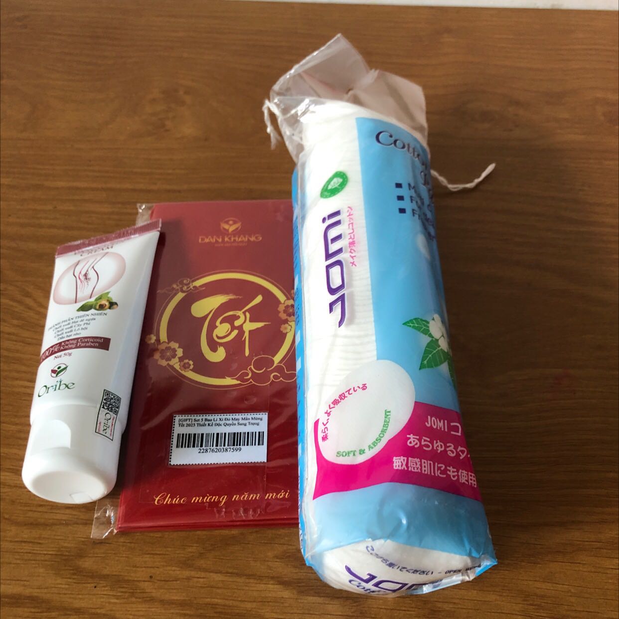 Giao hang rat la nhanh. Moi dat ngay hom qua, hom nay da giao hang. Con duoc kem qua tang. Me minh da su dung kem gian tinh mach nhieu roi va giup giam dau rat tot. Cam on shop!