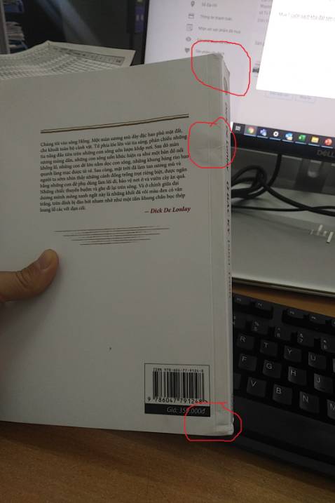 Mua 1 cuốn sách khá đắt tiền nhưng bìa cong, quăn gáy sách. Không bao gói bằng bìa cứng, chỉ bọc bằng nilon làm sao bảo vệ được?