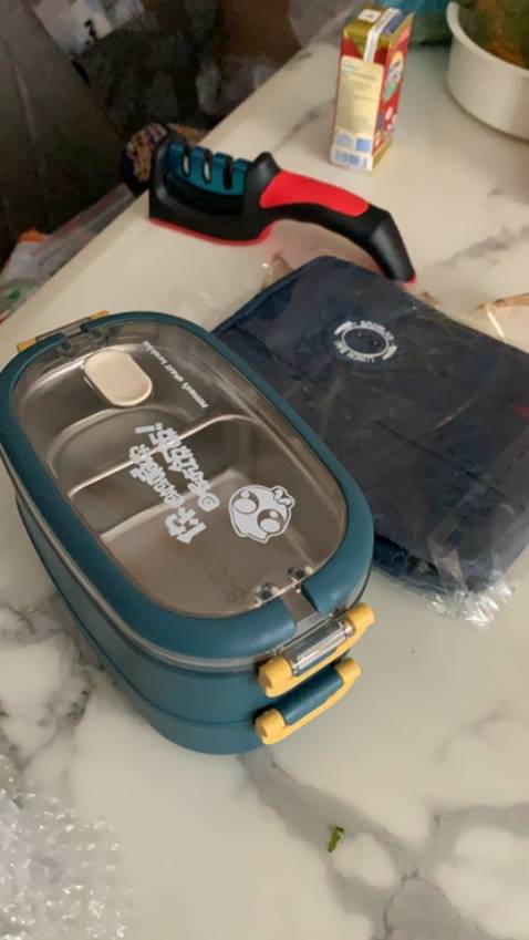 Hộp cơm dày dặn. Đẹp. Shop giao hàng nhanh. Đầy đủ