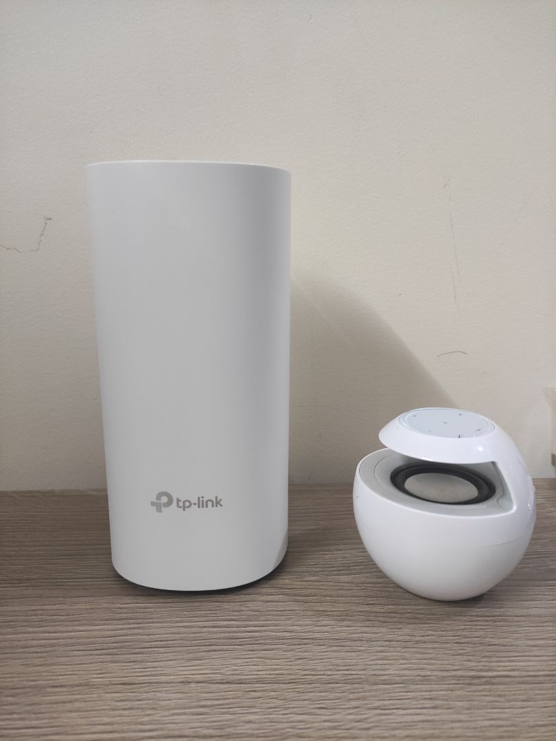 Sóng phủ tốt toàn bộ ngóc ngách nhà 130m2. Cài đặt cũng dễ dàng qua app. Do quá chán với cục AP + repeater cũ kết nối lởm khởm đi ra đi vào sóng chập chờn nên mình đầu tư luôn bộ này. Mới *** được 1 ngày thấy rất đáng tiền. Qua 1 lớp tường speed*** vẫn hơn 100Mbps.
Điểm yếu duy nhất là không có mount hoặc lỗ bắt vít để treo tường. Cục wifi mà lại thiết kế chỉ để bàn hơi chiếm chỗ. Mua giá treo tường lại thêm 200k Sóng phủ tốt toàn bộ ngóc ngách nhà 130m2. Cài đặt cũng dễ dàng qua app. Do quá chán với cục AP + repeater cũ kết nối lởm khởm đi ra đi vào sóng chập chờn nên mình đầu tư luôn bộ này. Mới *** được 1 ngày thấy rất đáng tiền. Qua 1 lớp tường speed*** vẫn hơn 100Mbps.
Điểm yếu duy nhất là không có mount hoặc lỗ bắt vít để treo tường. Cục wifi mà lại thiết kế chỉ để bàn hơi chiếm chỗ. Mua giá treo tường lại thêm 200k