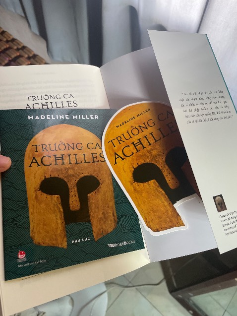 Sách đẹp có kèm một bản phụ lục dễ thương, đọc xong rồi. Truyện về tình yêu và chiến tranh, là tính yêu giữa 2 chàng trai khác biệt và cuộc chiến thành troy. Hấp dẫn giằng xé. Thích hợp cho mấy bạn lgbt