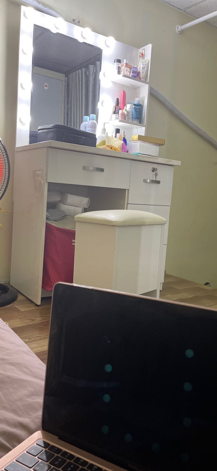 Sản phẩm rất đẹp. Chắc chắn và nhiều ngăn nữa. Đèn sáng rực màu bàn cũng đẹp nưac. Nói chung là duyệt 10000000 lầnnnn. À và còn giao hàng miễn phí, nói chung không còn gì để chê cả.