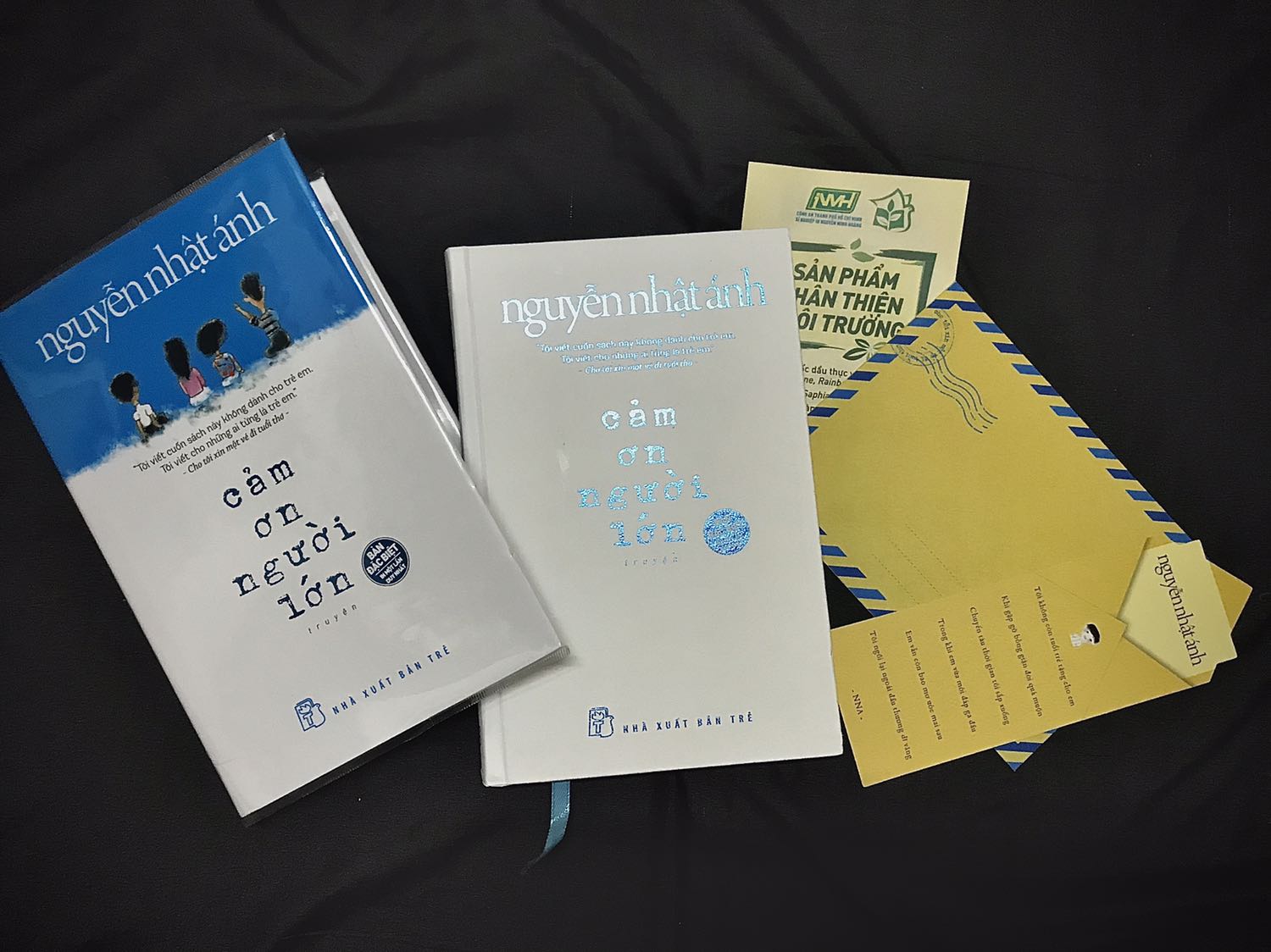 Đơn hàng này mình đặt ship nhanh lứm ( trong mùa dịch vầy thì mừng gần chết), nhưng có cái buồn là dưới lớp bọc trên nền trắng thì quyển trn bị có vết xanh xanh nhìn hơi buồn... nhưng bù lại là trang giấy rờ đã tay cực