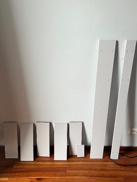 Đặt kệ màu gỗ nhưng giao kệ trắng. Kích thước nhỏ hơn công bố, nhìn khác nhiều so với hình.

Hàng giao bị hư hại như trong hình.