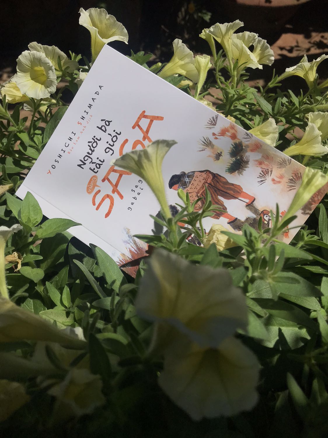 5 sao cho nội dung. Nhẹnhàng lạc quan. Nhưng trừ 1 sao vì giá. Mặc dù sách văn học thì không thể lấy giá bìa ra để so. Nhưng cuốn này khá đắt, giá bìa là 128k. Mình so với cuốn Và rồi núi vọng kén độc giả hơn và dày hơn rất nhiều là 148k, sách được tặng kèm 2 tấm postcard khá xinh. Hạnh phúc là những điều giản đơn. Chính ra như cuốn này mình không nghĩ nó quá khó bán để phải làm giá bìa cao như vậy, thiếu nhi, thanh niên, người lớn muốn đọc đều ok cả.