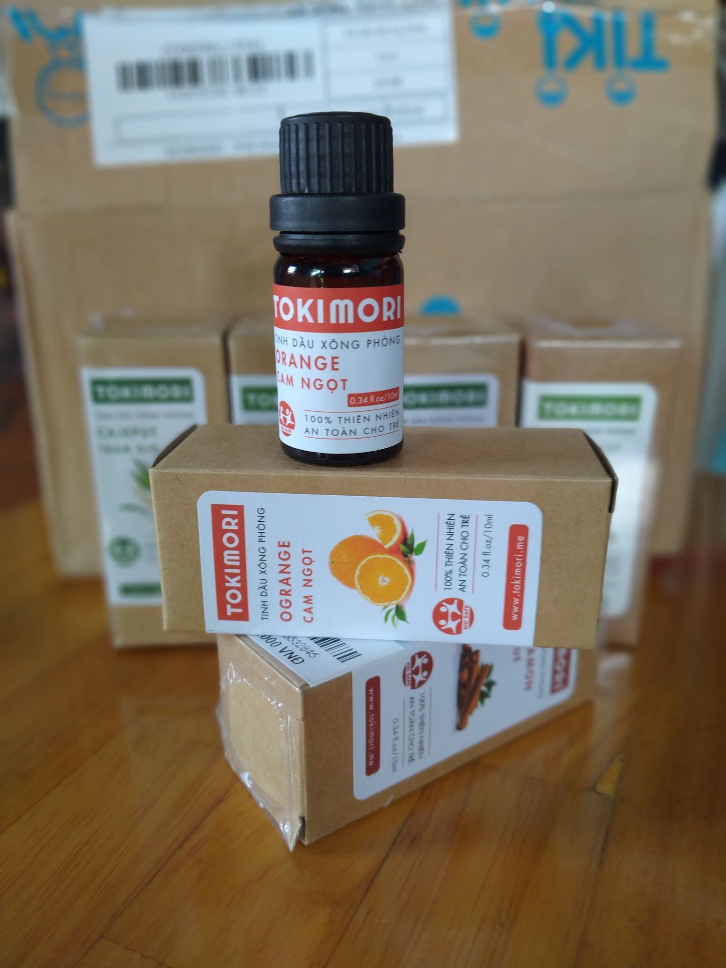 Tinh dầu giúp truyền cảm hứng, năng lượng thiết yếu để phục hồi sự cân bằng của cơ thể. Giúp xua tan mệt mỏi. Chai nhỏ rất tiện lợi để đem theo bên người. Ngoài ra, dùng tinh dầu xoa bóp da, da đầu để dưỡng mềm da, chống lão hóa da và chăm sóc tóc hiệu quả