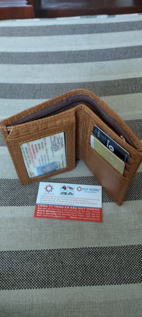 Giao hàng nhanh. Đóng gói đẹp. Có cả thẻ bảo hành.Có vẻ bền ,đẹp ,chắc chắn nhưng Ví cứng quá, rất khó dùng.Mềm chút sẽ rất tuyệt vời.