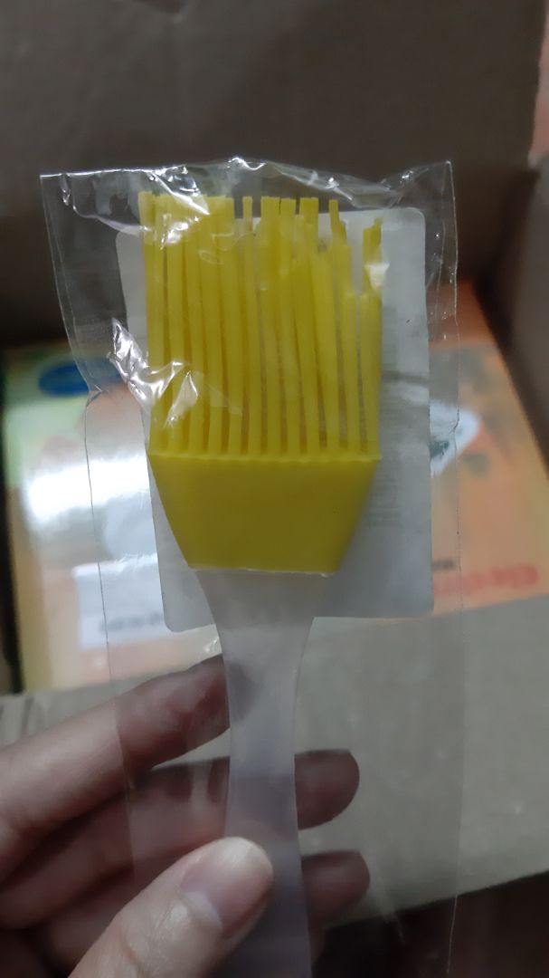 Giao cây chổi giống như đã qua sử dụng, nhìn đầu cọ dơ và bị chảy nhựa. Shop vui lòng kiểm tra lại.