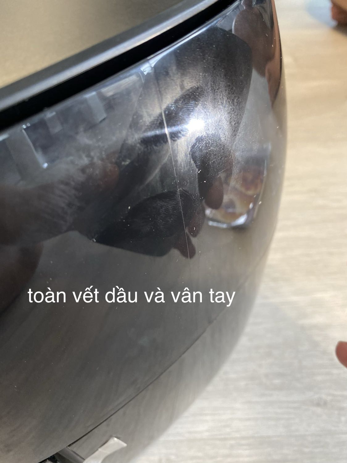 Đóng gói cẩn thận, tuy nhiên lúc mở ra mình hơi bị shock!!! 

Lần đầu tiên nhận hàng từ tiki mà mở ra y chang như đồ xài rồi hay hàng trưng bày vậy:

- Vỏ máy toàn dầu và mồ hôi và đầy dấu vân tay. Mình không biết như vầy có lây các bệnh da liễu và vi khuẩn virus không nữa, đặc biệt là trong mùa mưa này.
- Chỗ dán keo mình thấy có vài sợi lông thú dính vô???!!!
- Và quan trọng nhất là cái khay chiên cứng và gắt cực kì rất khó để kéo ra, mình thậm chí không dám kéo ra luôn vì sợ gãy.

Mình sẽ yêu cầu hoàn tiền lại, thất vọng cực kì :(