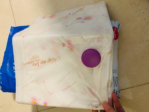 Đóng gói hàng rất cẩn thận, đủ hàng và dùng rất tốt .chưa bao giờ tôi thấy mọi thứ gọn hàng đến thế. cảm ơn shop rất nhìu. Mình mới nhận hôm qua, đánh giá liền sản phẩm này cho shop vì quá thích. Mình nhận là đủ 8 chiếc, đúng mô tả. có điều bơm tay thấy hơi mệt chút nhưng rẻ và rất chất lượng, các bác nào nhà có máy hút bụi thì có thể hút lại nhanh hơn, ko cần bơm, nên cũng nhẹ nhàng. Chăn gối thì dồn vào rồi hút, bỏ gọn vào được chứa đồ được nhiều. mình cứ băn khoăn mấy loại túi hút này, nay cầm tận tay dùng thử thấy chất lượng khá tốt. mình thì thích túi to hơn, để đựng cho nhiều, tuy nhiên mỗi kích thước mỗi size sẽ phù hợp cho từng gia đình, có điều đừng để vật nhọn vào thì dùng có mà bền mãi. Thấy phòng ốc gọn gang hơn, đồ đạc cho vào trong tủ đỡ bị bừa bộn nên khá an tâm!! 
Cho shop 5 sao, tôi sẽ ủng hộ trong các lần tiếp của sp này!