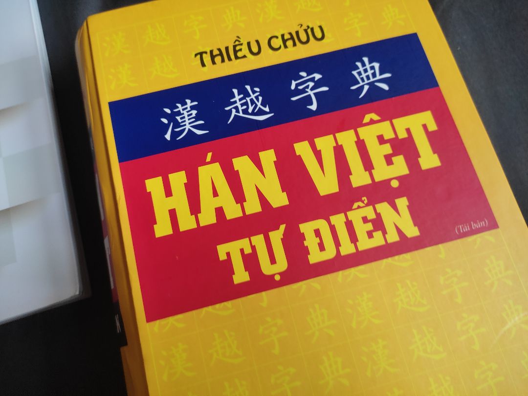 1. Khoảng 15 trang đều bị tách ra khỏi phần sau vì 15 trang đầu gáy bị thiếu đồ giữ
2. giao nhanh 
3. giấy ổn
4. không hữu ích với người đang học lắm vì không có pinyin mà chỉ có chữ hán và nghĩa thôi nên không biết được cách đọc và phát âm đâu