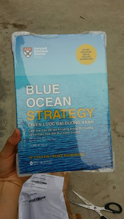Điều đầu tiên cần phải nói: mình vô cùng hài lòng với cách đóng gói hàng của shop. Rất tỉ mỉ, cẩn thận, giúp sách của mình không bị gãy góc.
Tiếp theo, về nội dung của cuốn sách: giảng viên của mình nói đây là cuốn sách nhất định phải đọc trong đời. Cách trình bày dễ hiểu, khoa học.
Mình mới chỉ đọc sơ lược qua nhưng cũng cảm thấy thật sự rất đáng ''đồng tiền bát gạo''.
Mọi người đừng chần chờ gì nữa, hãy mua ngay điiiii
