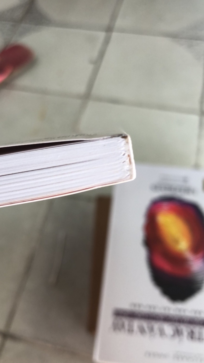 trước đây  mình cũng hay mua sách online trên Tiki vì tính tiện lợi, nhưng tình trạng sách khi nhận được có một số lỗi như giấy bị ố vàng, gáy sách bị dập, bìa bị dơ/ trầy..  nên lâu rồi mình không mua nữa. 
trong giai đoạn dịch bệnh như hiện nay mình mới sử dụng lại dịch vu của tiki, nhưng tình trạng trên vẫn không thay đổi. Tiki nên xem lại khâu đóng gói sách trước khi giao hàng để tránh sách bị cấn, dập gáy sách...vì khi khách hàng đặt sách ngoài nhu cầu để đọc thì còn để tặng nên việc nhận được sách với tình trạng như đề cập ở trên thì không thể tặng được, nhất là những cuốn có bìa cứng, in hình nổi như cuốn này. Kéo theo mất thời gian đổi trả cho cả khách hàng & tiki.