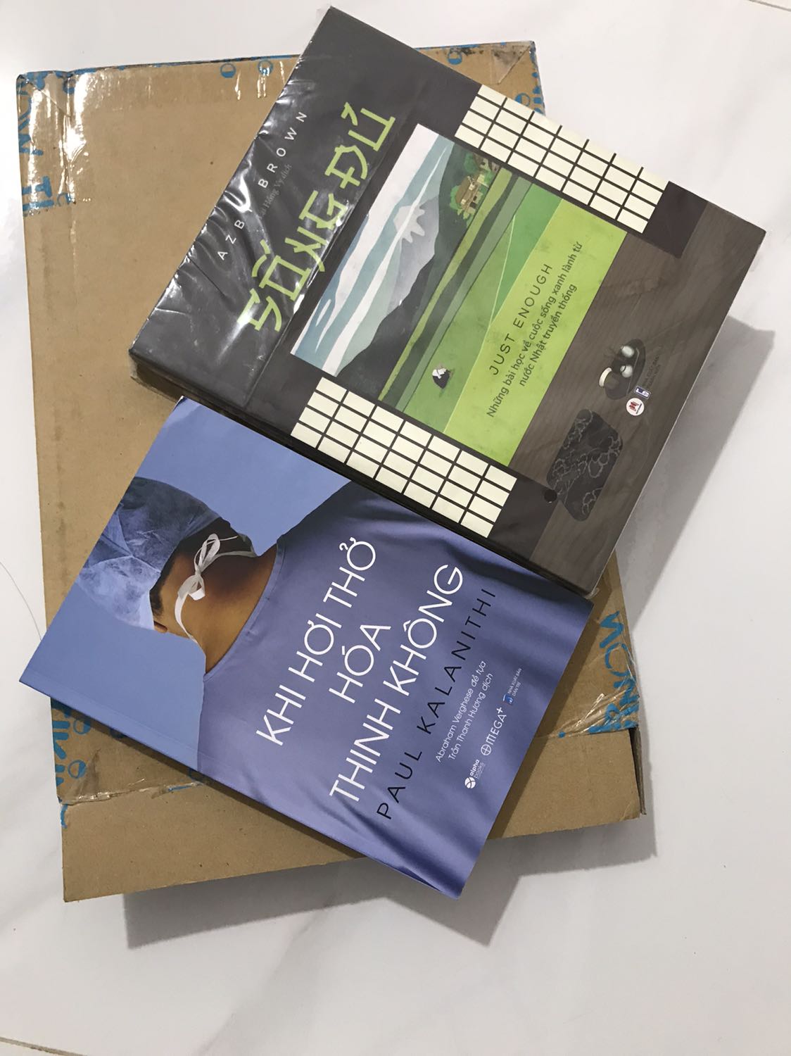 Sách được gói giấy bóng chắc chắn và giữ phẳng khi gửi, quá tuyệt. Màu giấy nâu nhạt tự nhiên tránh mỏi mắt