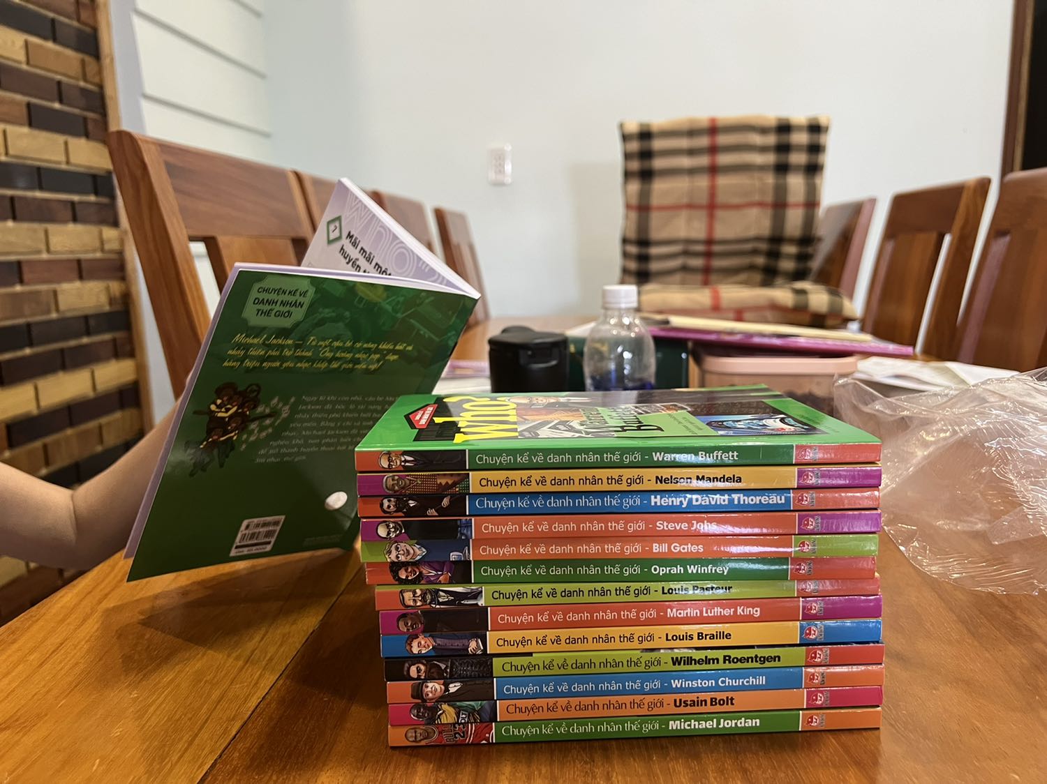 Sản phẩm trí tuệ . Bạn nhỏ nhà m đọc từ khi 7 tuổi .cũng theo được gần 4 năm đủ loại sách