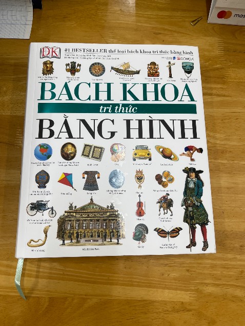 Một cuốn sách đang mua cho mọi lứa tuổi.