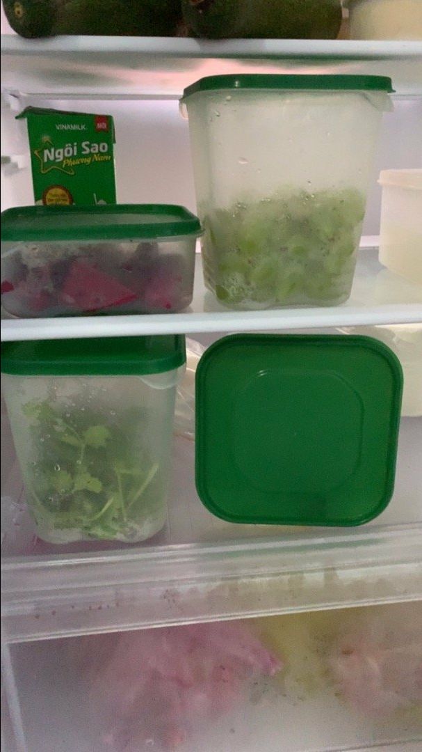 Nắp đậy được làm bằng nhựa dẻo, màu đẹp, chất lượng phù hợp giá tiền.