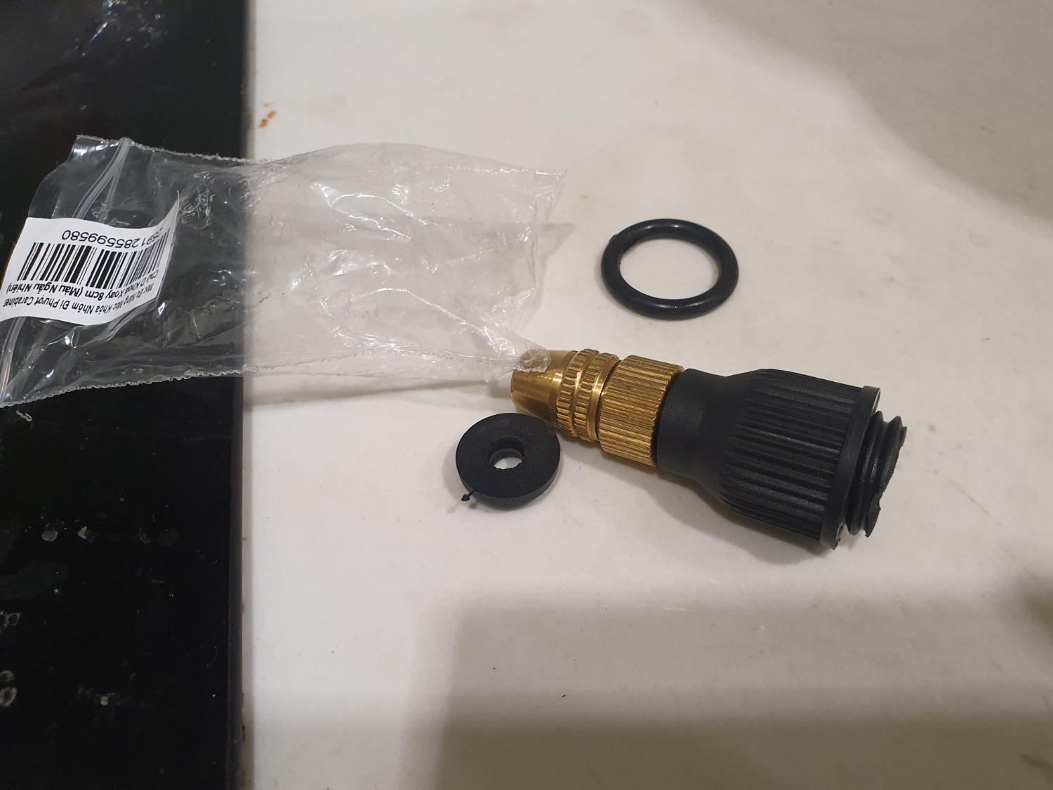 Giao hàng bị gẫy vòi phun, lại còn cho vòi phun gẫy và 2 phụ kiện vào trong 1 túi nhỏ ???
Không hiểu người gói hàng cố tình hay không biết là vòi phun đấy đã bị gẫy từ trước không nữa? Nhưng nói chung khi nhận hàng có cảm giác bị *** và bực mình mặc dù loại hàng này cũng không đáng bao tiền. Hy vọng sau bài đánh giá này shop chú ý hơn.