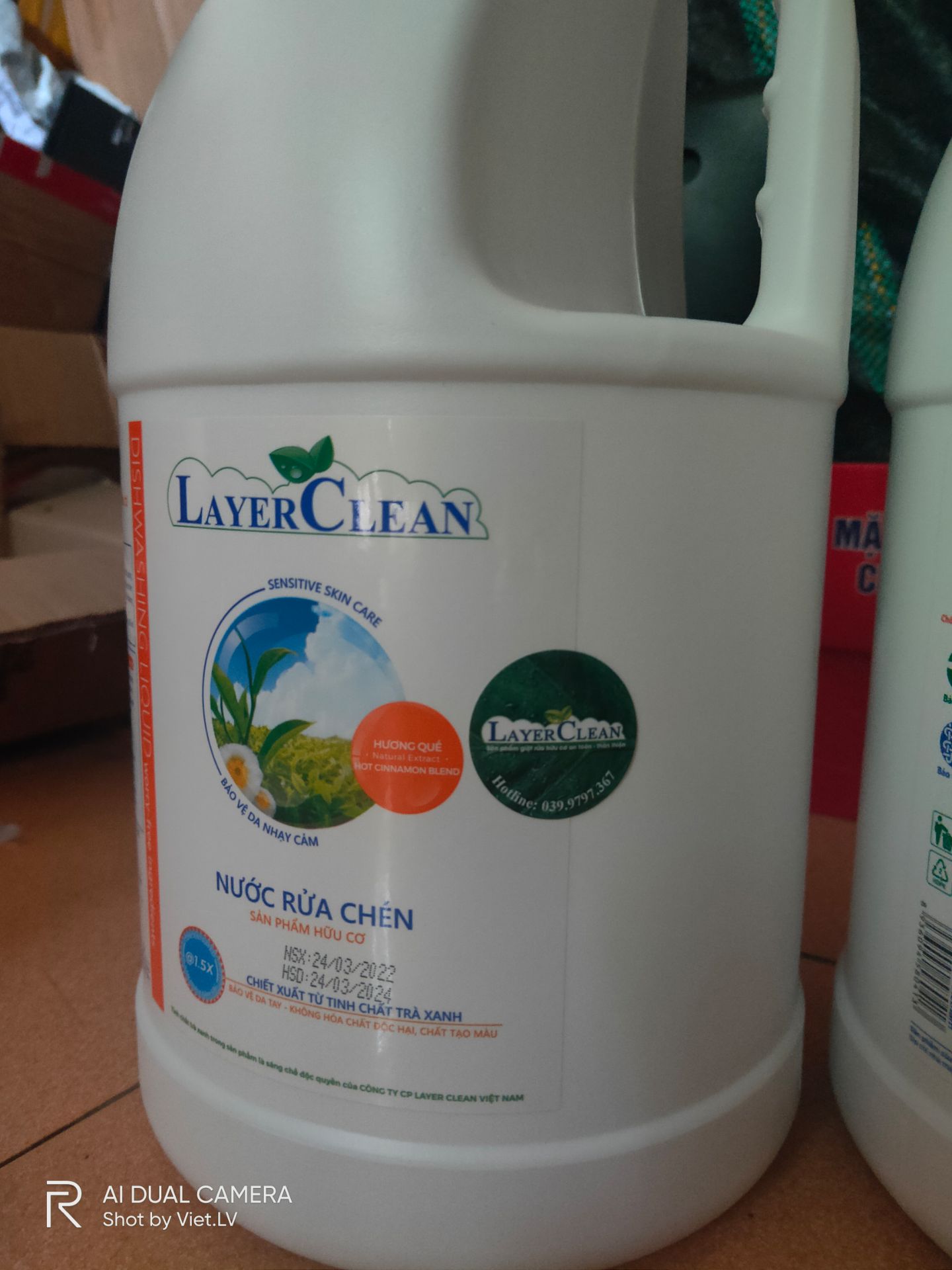 về đóng gói và vận chủyen trên tiki thì nhất rồi ko sàn nào chất lượng đc như tiki. Về sản phẩm thì date mới sx tháng 3.22 , hàng này nhà mình dùng từ lâu râts thích, mỗi tội kênh bán lẻ ở tỉnh gẩn như ko có, khó tìm mua quá . mua trên mạng thì tiki cước rẻ mà nhanh nhất, mua 2 can 10l tất cả mà freeship luôn, trong khi các sàn khác cước này fai đến hơn 100k shio :v. tiki ko chê vào đâu đc