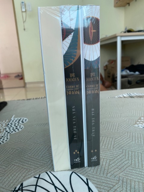 Bên Tiki giao hàng thì khỏi phải bàn rồi ạ. Mình đặt lúc sáng ngày 14/8, dự kiến giao hàng ngày 15/8 mà chiều ngày 14/8 mình đã dc nhận hàng rồi ạ. Sách thì còn nguyên seal, ko bị trầy xước hay hư hỏng gì. Nói chung lần đặt sách này rất là ưng ạ☺️