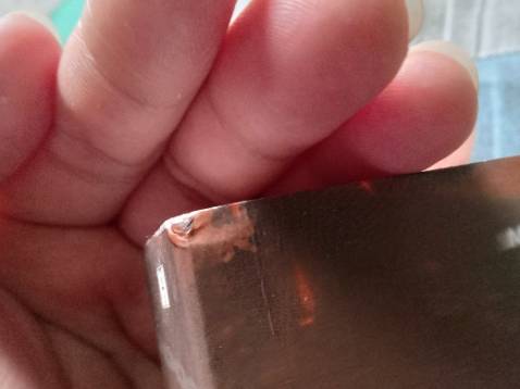 Giấy hơi nhăn, hơi móp gốc. Mik bị OCD nên ko thik điều này :)) liên hệ thì shop có đổi trả nhưng mik ko mún tốn tg nên ko đổi lại