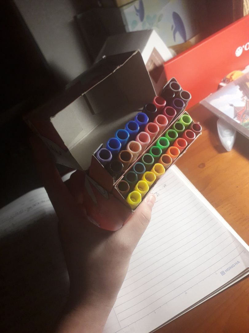 Xịn lém ắ mụi ngừi. Màu về nguyên vẹn, vỏ hộp bị bóp méo nma mình không cần dùng nên kệ nó thôi, bút mới tinh thích lắm. Hàng sold out mà không vui mới lạ ắ 😏 Hôm mình kiếm khắp nơi mà chẳng đâu bán, may mắn săn sale trên Tiki thì có, tr ơi nó sướng. Xịn lém ắ mụi ngừi. Màu về nguyên vẹn, vỏ hộp bị bóp méo nma mình không cần dùng nên kệ nó thôi, bút mới tinh thích lắm. Hàng sold out mà không vui mới lạ ắ 😏 Hôm mình kiếm khắp nơi mà chẳng đâu bán, may mắn săn sale trên Tiki thì có, tr ơi nó sướng.