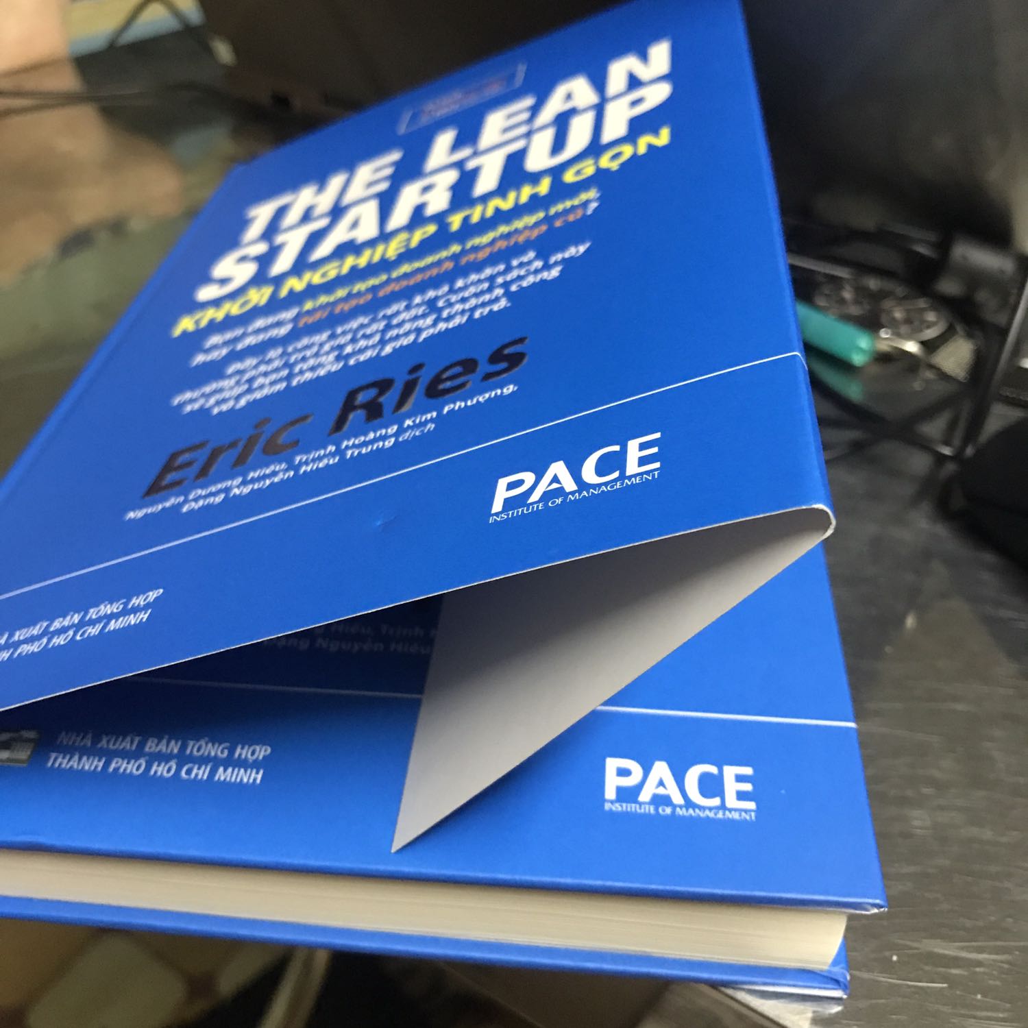 Bìa sách cứng được bảo vệ thêm bằng lớp bìa mềm. Màu sắc rõ nét, chữ dập nổi rất đẹp. Có vẻ sẽ bền bỉ qua thời gian.
Chất liệu giấy trơn, mịn, màu trắng sắc ấm, dịu mắt. Lật trang giấy cảm giác rất tốt, mượt mà. Khuôn giấy đồng đều. Có dây ruy băng đánh dấu trang.
Tiki giao hàng nhanh, giá rất tốt so với mua ở hiệu. Sách của mình bị cấn một dấu nhỏ trên bìa (như hình, có thể do vận chuyển) nhưng ko sao, bìa rất chắc chắn nên mình hài lòng.

Nội dung cuốn sách ở cấp độ nâng cao, đòi hỏi người đọc phải có nền tảng kiến thức quản trị trung bình trở lên, có khả năng đọc hiểu và nắm bắt vấn đề. Bạn sẽ cần trí tưởng tượng để liên tưởng từ các câu chuyện thực tế tới lý thuyết được đặt ra.
Nhịp văn rất dồn dập cùng hàng loạt những khái niệm kinh tế - quản trị, liên kết trực tiếp tới các thực tế ứng dụng. Hãy đảm bảo mình đủ khả năng để đọc nó rồi hẵng mua về, nếu không bạn sẽ có thêm một món trang trí rất đẹp trên giá sách.
Chúc vui!