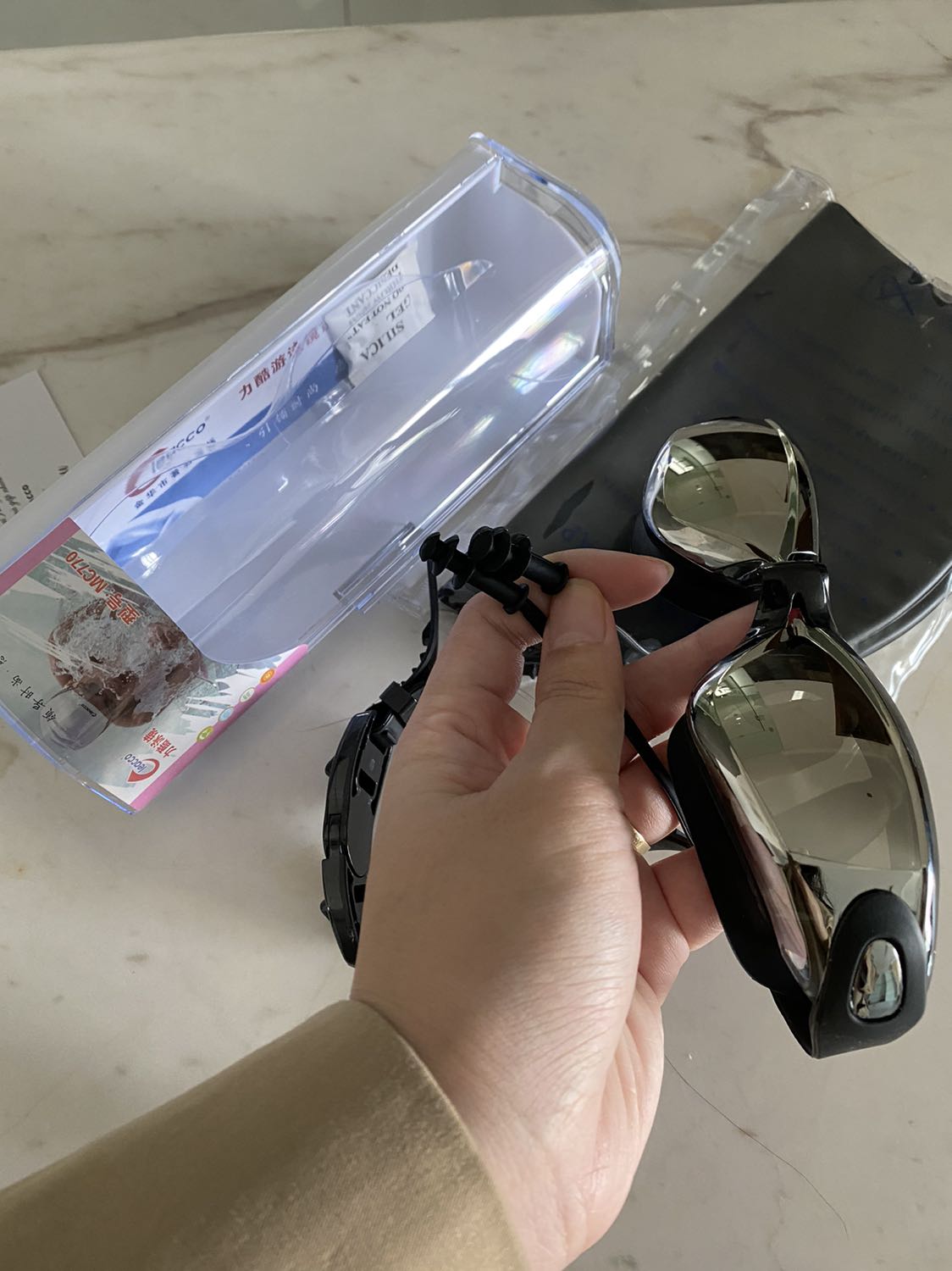 giao hàng nhanh. đóng gói cần thận. kèm mũ, bịt tai và hộp đựng kính. có thư cảm ơn rất thân mật. kính đẹp, có nhiều mức để điều chỉnh vừa mọi kích thước đầu.