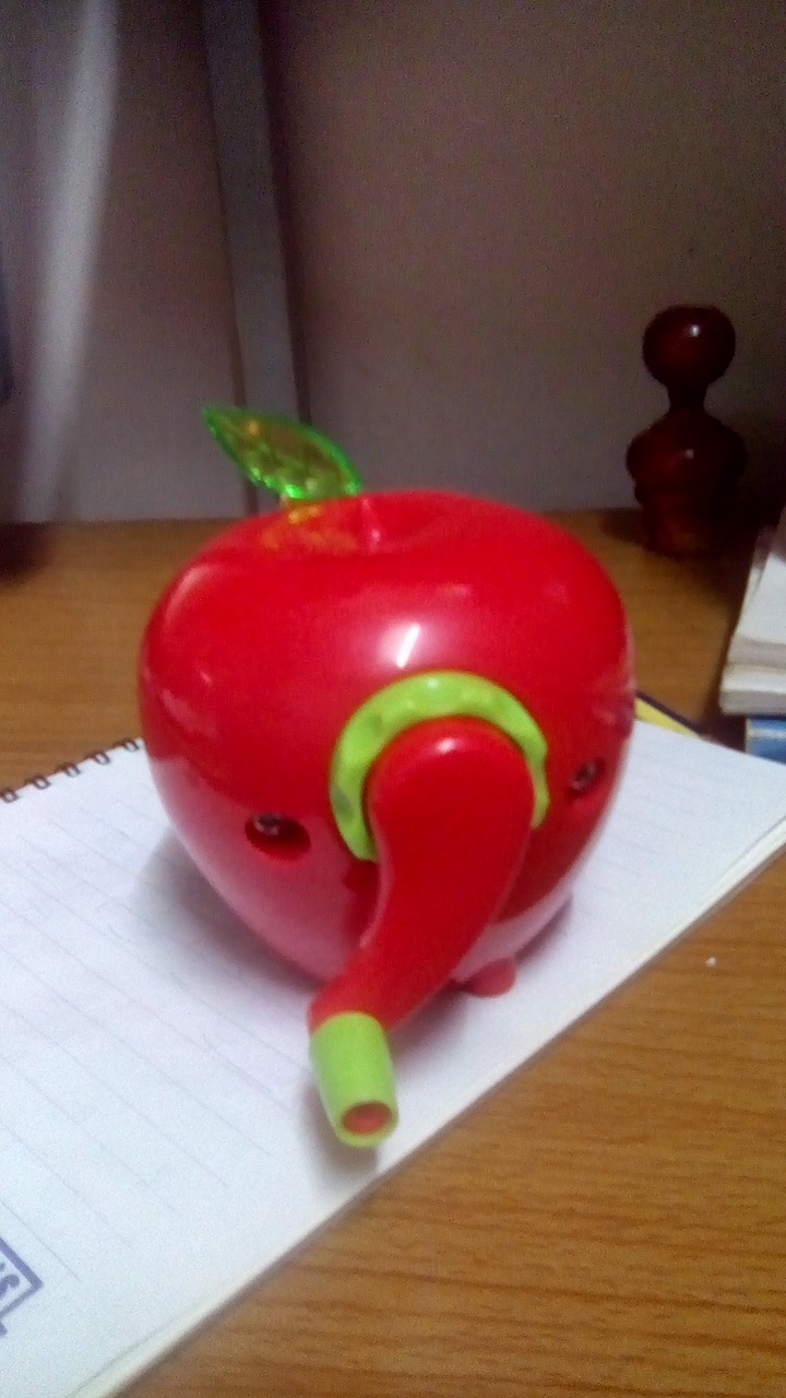 sản phẩm đẹp, tiki giao cho mình ngẫu nhiên quả táo đỏ đúng ngay màu mình thích! Chỉ với thao tác dễ dàng là có ngay cây bút chì nhọn hoắt, gọt êm, sản phẩm bằng nhựa cứng với lõi chuốt bằng kim loại bên trong, giá thành hợp lý!