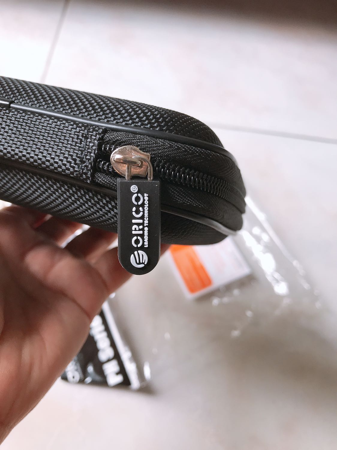 Hộp đẹp, cứng cáp. To hơn mình dự kiến, tưởng chỉ vừa cục sạc dự phòng Anker của mình thôi, không ngờ bỏ thêm được 2 củ sạc điện thoại nữa. Kèm theo cả mớ dây sạc, tất cả vào trong 1, gọn gàng hơn hẳn khi đi làm, đi chơi... Được bảo hành 1 năm nữa chứ ???. Tóm lại là vừa ý