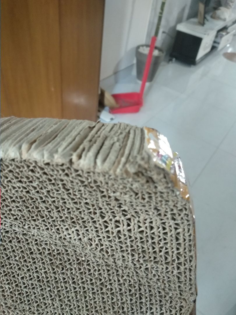 Không biết là do vận chuyển hay do hàng không tốt mà mới nhận được móng cào đã có một đầu bị méo và có vẻ bong tróc