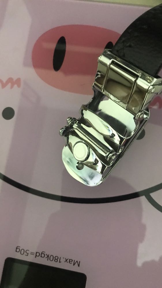 Hàng đúng như mô tả. Thắt lưng rất đẹp. Dễ phối đồ dùng cho quần vải hay quần jean cũng ok. Dây da dài nên bụng mình gần 100 đeo vẫn ok. Da mềm bóng và đẹp. Mình rất hài lòng về chất lượng sản phẩm. Khoá cũng rất dễ đeo koeeur thiết kế tiện lợi. Shop bán hàng uy tín, chất lượng tốt. Cảm ơn shop.