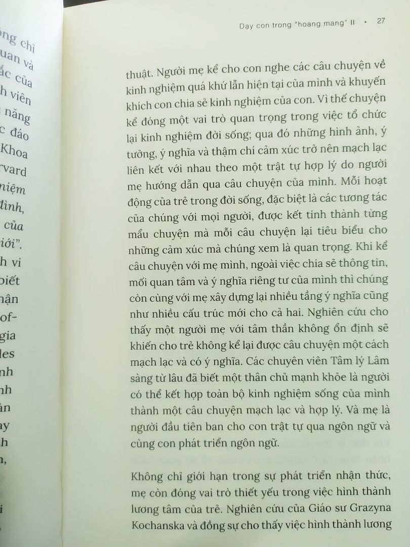 Hồi lâu lâu, mình đi thực tế công việc cùng công ty. Xuống đến nơi ở thì phát hiện quyển "Dạy con trong hoang mang" của TS Lê Nguyên Phương  đặt trên bàn. 

Ban đầu mình thấy cái tựa nghe mắc cười lắm. Nhưng lúc đó chưa có con nên không hiểu cái nỗi "hoang mang" đó. Vì công việc có thời gian trống nên mình vớ lấy quyển sách đọc. Không dè đọc hết sách trong một đêm. Đó là lần đầu tiên mình biết đến "tỉnh thức" và "chuyển hóa" để giáo dục. 

Về sau, dù đọc bao nhiêu sách về mang thai, sinh con, làm mẹ... Mình đều chọn các đầu sách lấy việc "sửa thân" làm cốt. Vì sao? Vì bản thân mình có vấn đề thì không thể nuôi dạy con trẻ tử tế được. Chúng nó sẽ gánh cái phần nghiệp mà mình chưa trả hết.

Nghiệp ai nấy trả, trẻ con vô tội.