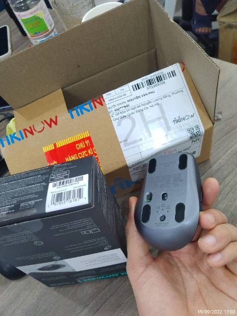 Chuột mới, giao nhanh. Nhưng mình phát hiện ra emei trên chuột và vỏ hộp khác nhau nên đã khiếu nại Tiki. Xong bên Tiki gọi lại cho mình báo như vậy là bình thường, do quy định Logitech vậy.

Vậy là yên tâm rồi. Chuột ngon, bấm êm. Đáng đồng tiền bát gạo. 

4 năm giời dùng con Fulen L102 nay mới dám lên đời.