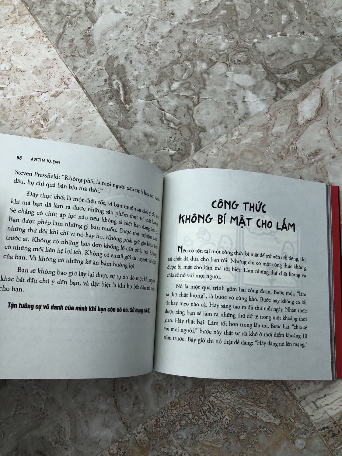 Thời gian giao hàng đúng hạn, mình đã khá sốc khi nhìn thấy chiếc hộp bị méo mó, nhưng sản phẩm vẫn nguyên vẹn dù chỉ bọc bởi chiếc túi mỏng manh( 9/10 điểm)
Còn về nội dung thì đây là cuốn sách rất bao quát về sáng tạo, bạn nào mong rằng cuốn sách này sẽ xoáy sâu về mảng design hay thiết kế đồ họa thì nó sẽ không đủ để đáp ứng nhu cầu của các bạn đâu, tuy nhiên cũng recommend mọi người nên đọc thử một lần để có cách nhìn đúng và mới hơn về sáng tạo, cách tạo lập ý tưởng, nuôi dưỡng nguồn sáng tạo trong thời gian dài ( 10/10 điểm)