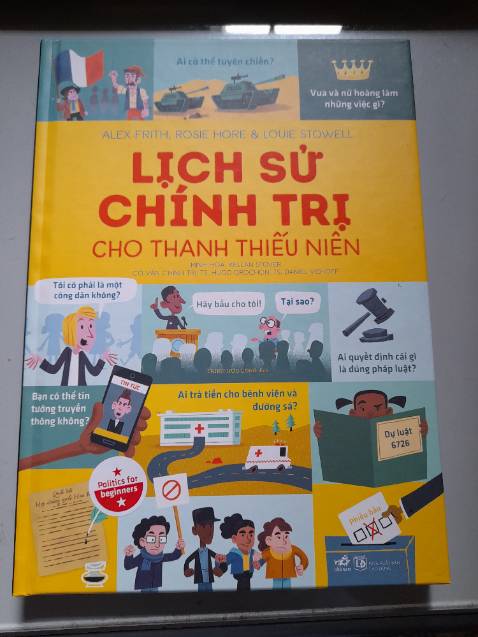 Mặc dù tựa đề là dành cho thanh thiếu niên nhưng độ tuổi nào đọc cũng rất thú vị nhé. Đọc xong nghe thời sự chính trị thấy đầu óc sáng láng hơn hẳn. Sách bìa cứng, bên trong có nhiều tranh màu rất đẹp, trình bày dễ hiểu.