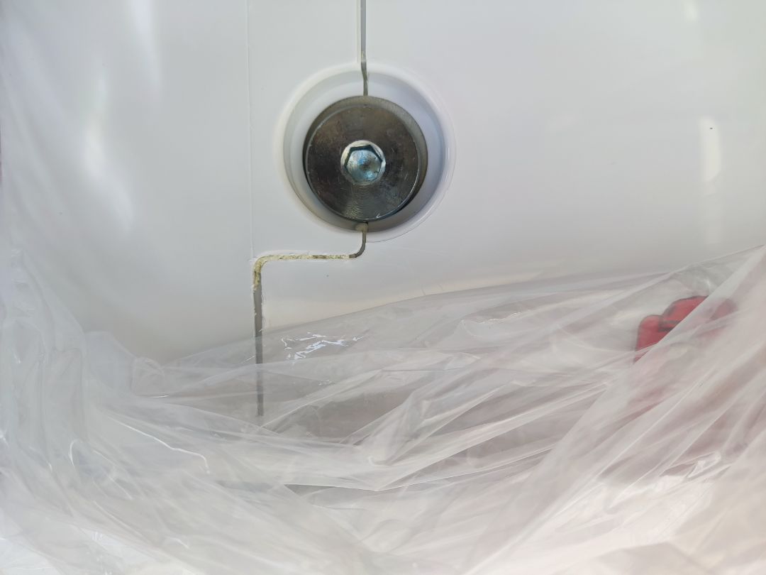 hàng mới, nguyên hôp... nhưng có hiện tượng bị tháo ra sửa chữa (cái này chỉ là phỏng đoán, ko chắc chắn). tại thấy có nhiều vết cậy sước, khe hở khá lớn(chắc lô có vài ba cái, ai xui thì dính thôi). còn về chất lượng sp dùng thử thì thấy bình nóng nhanh, giữ nhiệt tốt (tắt từ tối qua để qua đêm sáng nay dậy vẫn còn nước nóng để dùng).