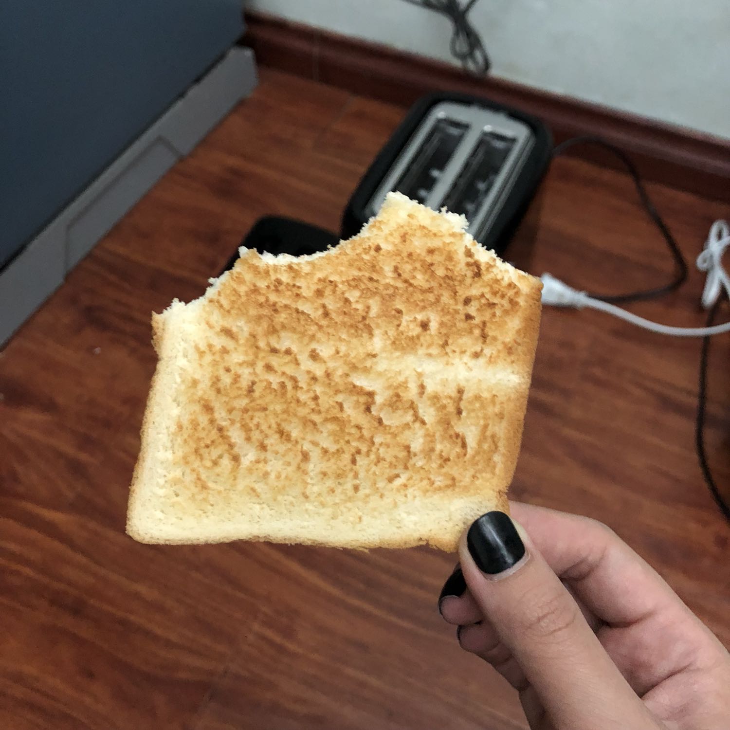 Máy nướng bánh ngon lắm ý. Có nắp, có khay đựng vụn bánh. Bánh e nướng mức 3. Rất là vừa miệng. Ăn bánh mì không cũng thấy ngon nữa. Đặt hàng t3, t6 nhận được hàng rồi. Em vẫn đánh giá là giao nhanh. 
Trước mắt sản phẩm khá là ưng cái bụng. E vote 5 sao.