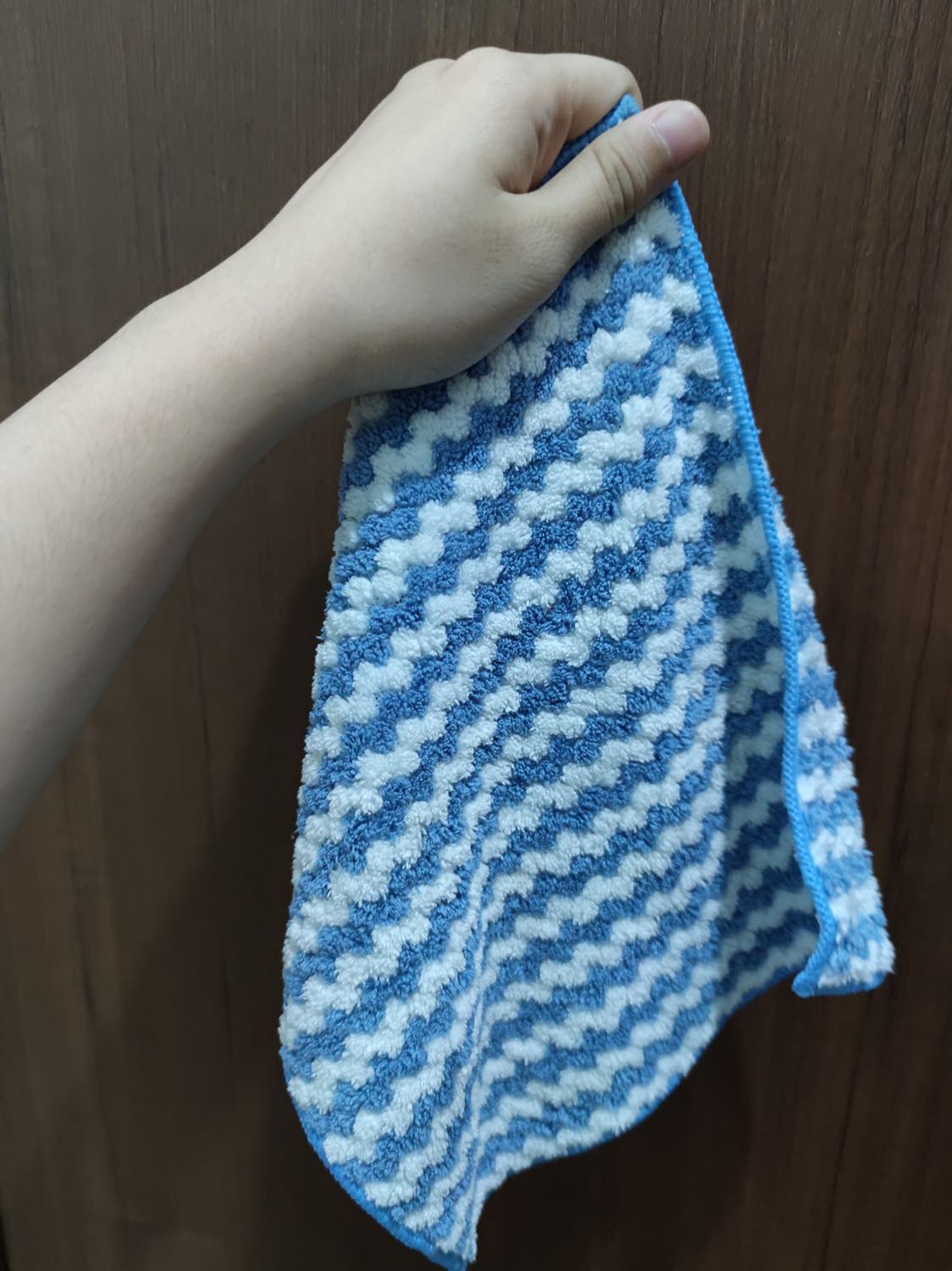 Khăn thấm hút cực tốt. Thích nhất chỗ là Ko bị mụn vải khi lau bàn kính với gương, giặt nhanh sạch,mùa dịch mà tiki giao hàng siêu nhanh, rất hài lòng khi mua các sản phẩm của Shop, cảm ơn 🥰🥰