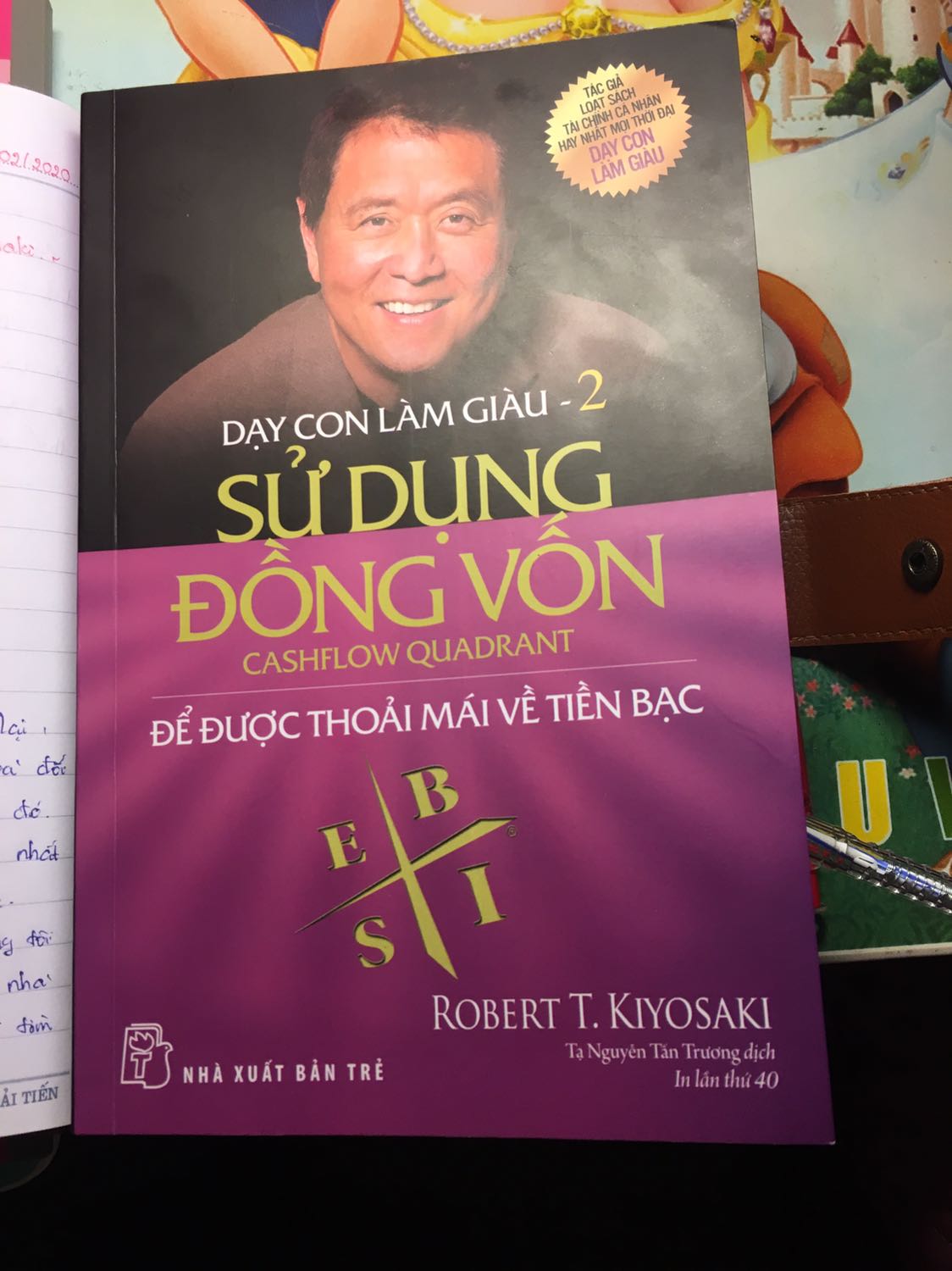 Lần nào cũng vậy rất hài lòng với dịch vụ của tiki. Không chê được.
Nói về cuốn sách này, thực sự quá hay, theo cá nhân mình thì còn hay hơn tập 1. Trong đây là những kiến thức quá hữu ích cho học và đầu tư tài chính. Mình chỉ vừa mới đọc hết phần 1, cũng như hết chương 6, nên chưa nhân xét hết được cả quyển. Nhưng cách hành văn rất hay, những bài học người cha giàu dạy được lồng đúng vào câu chuyện của tác giả, không hề nhàm chán mà còn khiến mình phải bật cười