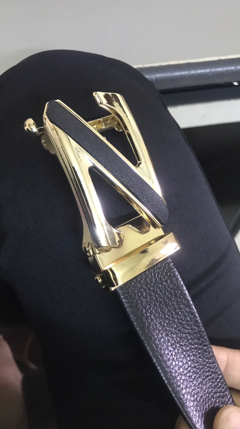 Thắt lưng đầu khoá nhìn đơn giản nhưng đẹp, có vẻ chắc chắn. Thiết kế khoá gọn dễ dùng. Dây da dài mềm. Sản phẩm ok, so với mức giá thì đáng mua.