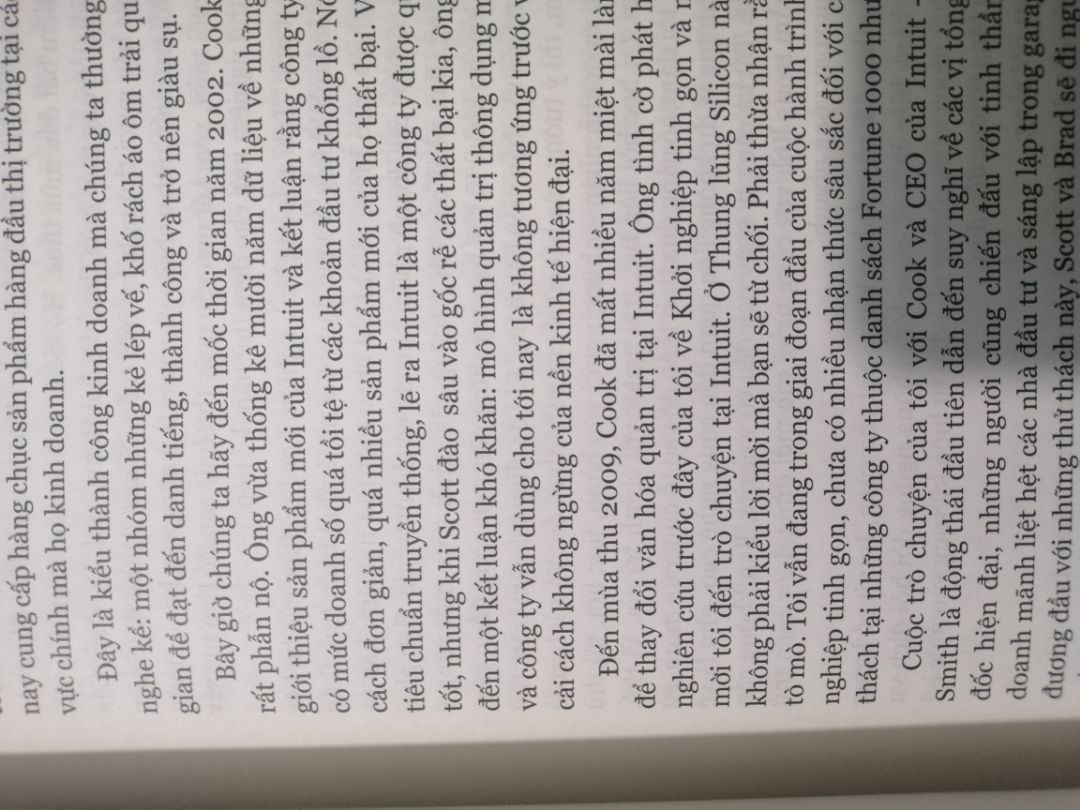Đây là lần đầu tiên mình report một cuốn sách, đúng như các bạn nói sách này đọc như sách gu gồ dịch, có nhiều sạn ghê gớm từ font chữ, khoảng cách giữa các từ,  các từ tiếng anh và tiếng việc bị dính, mình có gửi lại hình ảnh cho bạn bạn xem. Chưa kể nội dung mình đọc 40 trang nhưng vẫn không hiểu ý nói đến cái gì. Hy vọng tiki sẽ ngưng bán mặt hàng này để nghưng hại túi tiền người khác như mình. Mong được bồi thường