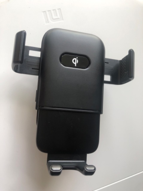 Giá đỡ thiết kế đẹp sử dụng rất ổn (có sạc Qi)