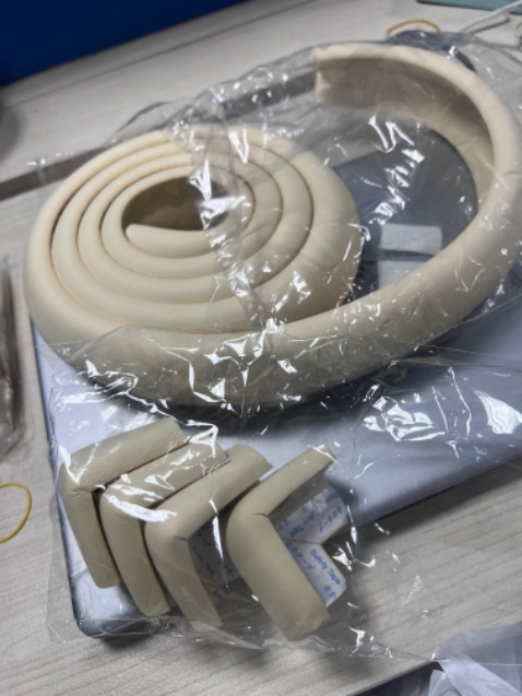 Chất liệu mềm , cũng thấy oki . Có cái phía sau hơi dính keo xí nhưng ko đáng kể