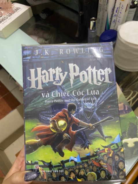 Giao hàng nhanh, đóng gói kỹ, có bọc bookcare cho sách. Harry Potter thì k cần phải nói mn cũng cảm nhận được sức hút toát ra từ chính những chi tiết và cốt truyện, đọc bao nhiêu lần rồi mà vẫn cứ cuốn theo mạch không dứt được.