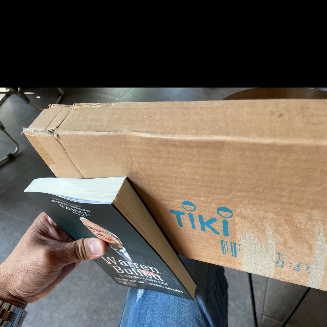 Sách thật. Giấy giống các loại sáh hay mua. Mực đều nét đều màu. Cạnh đóng xén chuẩn. Sách cũng chưa xịn lắm vì cầm tay còn có cảm giác. Ổn và rẻ hơn nhà sách ngoài vẫn được đọc sách thật. Nhà sách 1980 Books 👍