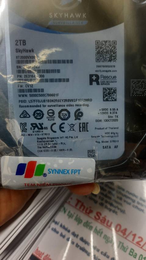 1/.Hàng giao chậm hơn 2 ngày không nói. Gặp nhân viên CSKH của Tiki :
2/.Đã dặn nhân viên CSKH của Tiki nên nhắc bộ phận giao hàng đóng gói kỹ vì nghe nhiều khách hàng feedback rằng Tiki đóng hàng rất cẩu thả - cũng nghỉ khi có phản hồi không tốt vậy Tiki sẽ làm việc nội bộ chấn chỉnh lại, ai dè. HDD là bộ phận rất nhạy cảm với chấn động và sốc vậy mà khi nhận hàng ngoài vỏ hộp giấy mỏng ra không hề có một giấy đệm hay bao bóng để chống sốc, hộp cầm trên tay còn nghe ổ cứng bên trong lắc nghe cụp cụp. Không biết Tiki nghĩ như thế nào mà phục vụ khách hàng như vậy. Hay mục đích là bán được hàng là xong ?  Thất vọng với Tiki quá.
3/.Các bạn nếu mua hàng điện tử cần kỷ lưỡng, chống sốc thì nhớ không nên chọn Tiki Trading nhé.