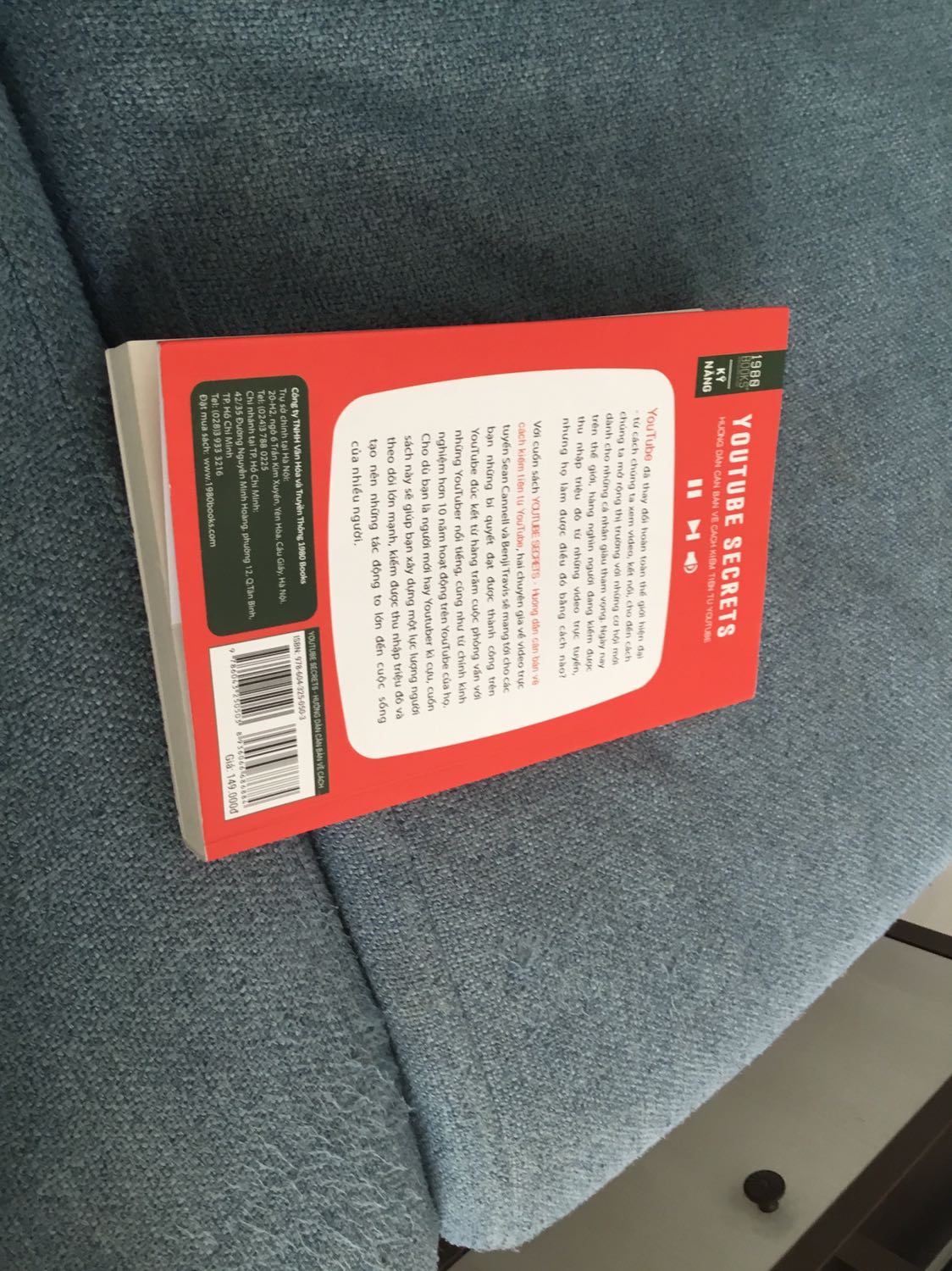 Sách rất hay! Còn có kèm cả bookmark nữa! Tuy còn vài chỗ bị tróc nhưng tôi rất hài lòng về thứ mình đã đặt!