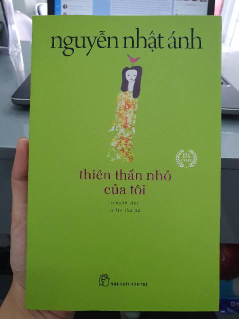 Lúc nào cũng có bất ngờ ở cuối câu chuyện. Những sự thật ngỡ ngàng nhận ra của cậu bé Kha - ngôi kể chuyện, làm người đọc cay xè khóe mắt. Những đứa trẻ trong văn Nguyễn Nhật Ánh lúc nào cũng cơ cực và hiểu chuyện đến lạ thường. Cô bé Hồng Hoa không chỉ mạnh mẽ, còn rất tinh tế, hồn nhiên. Những cuộc đối thoại đan xen bức tranh thiên nhiên trong khu vườn làm tăng thêm vẻ mơ màng cho câu chuyện thêm phần mộng mơ. Thế giới trẻ con bao giờ cũng vậy, khá bất công và bất lực. Nếu chúng không biết tự nói lên nỗi lòng của mình như thế nào cho người lớn hiểu. Thì tác giả đã thay lời chúng nói với cả thế giới những tâm tư, tủi hờn, tỵ nạnh của trẻ thơ. Như để sau này, gặp những trường hợp tương tự. Người lớn thôi bất công cho những thiên thần nhỏ thấp cổ bé họng như hai cô cậu trong câu chuyện ý nghĩa nhân vân ngày hôm nay.
Cảm ơn nhà văn Nguyễn Nhật Ánh, luôn tô màu cho xúc cảm với muôn vẻ văn chương.